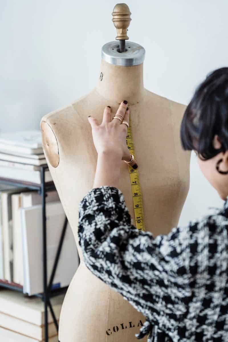 Couturière mesurant un mannequin - confection sur mesure