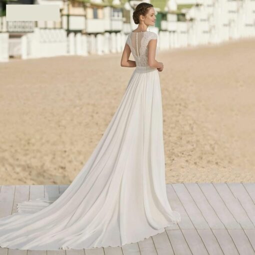 Robe de mariage style boho plage avec dos couvert en dentelle et boutons de perles de maintien