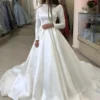 Robe de mariée col cou, manches longues et jupe évasée