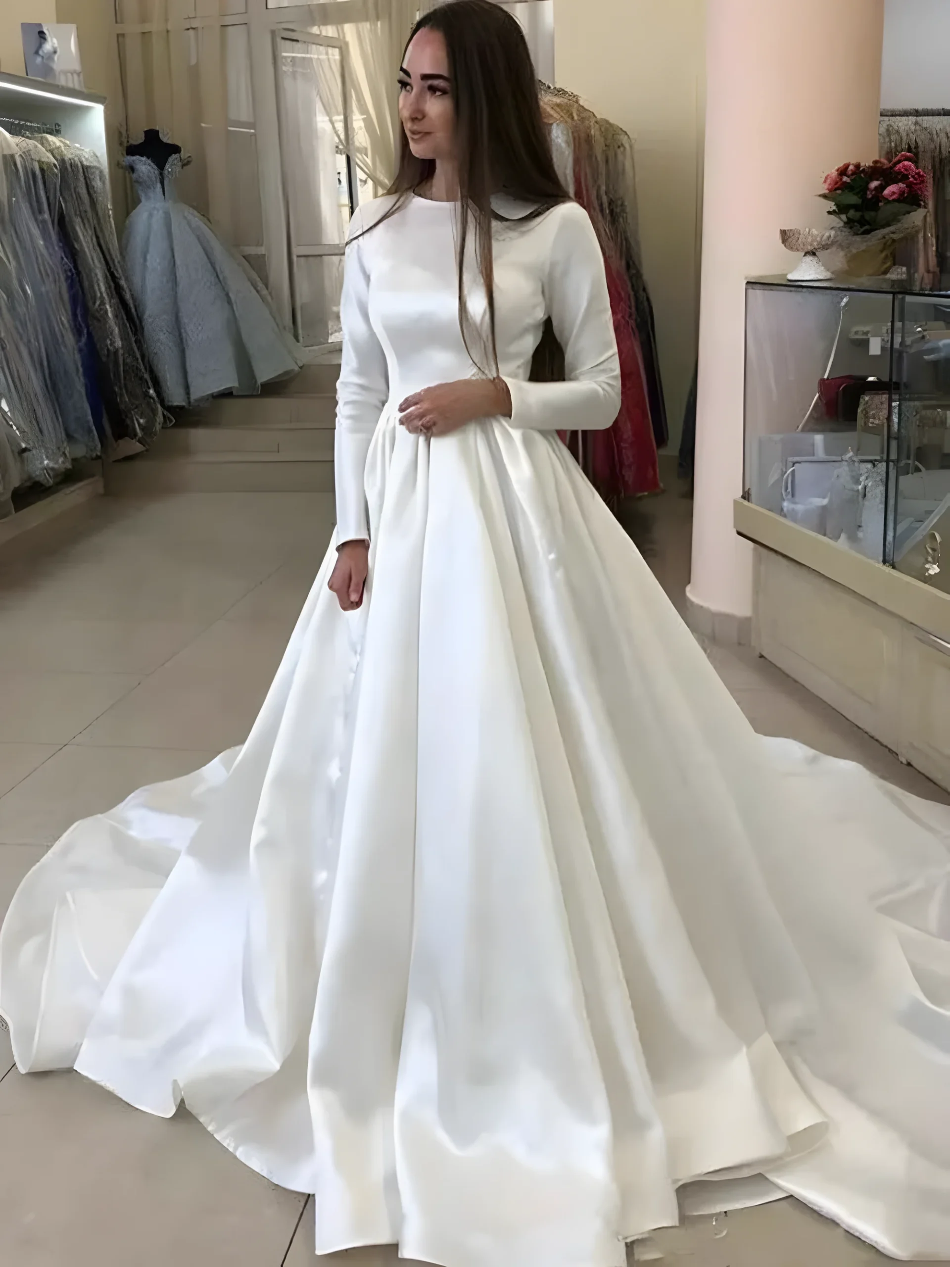 Robe de mariée col cou, manches longues et jupe évasée