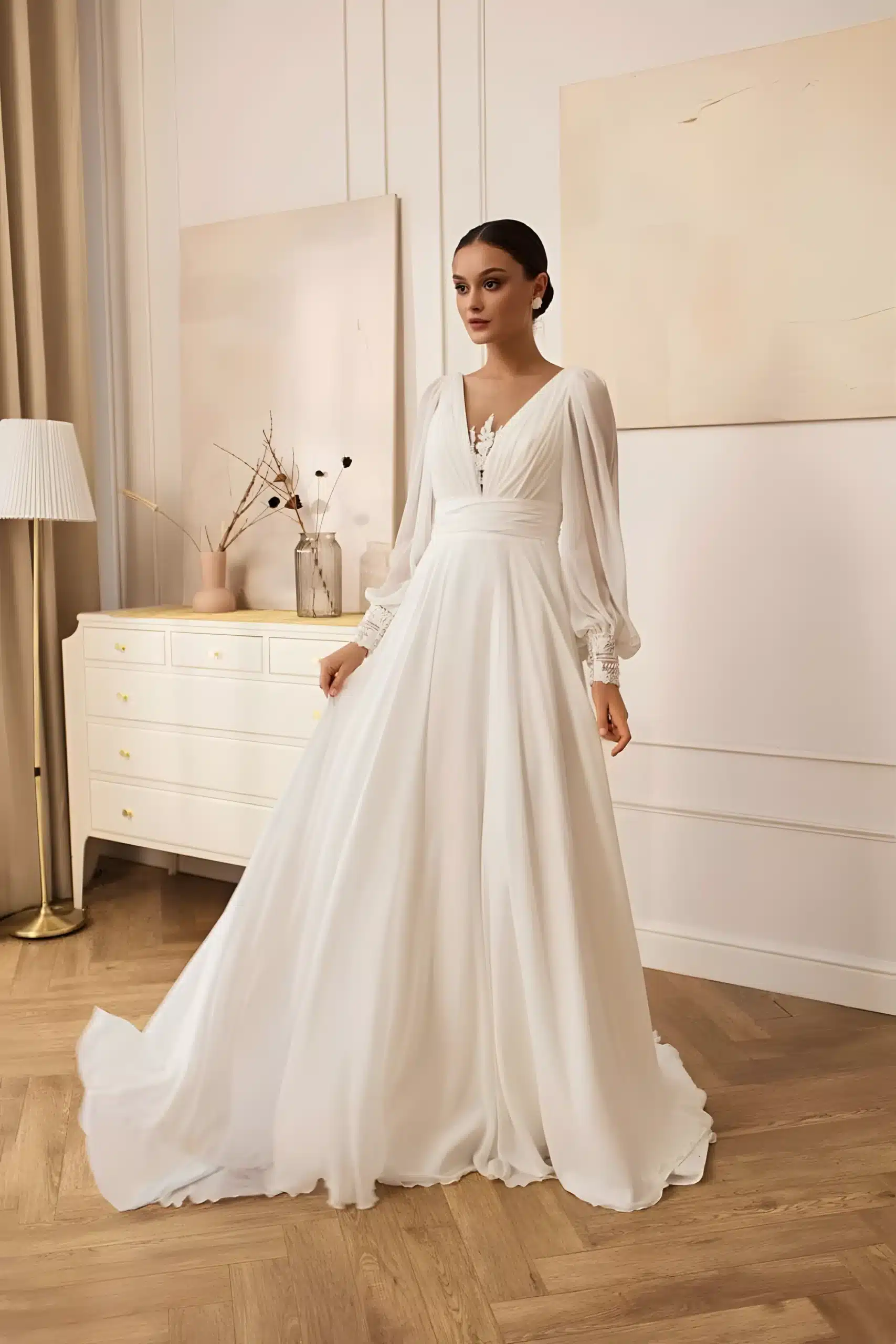 Robe de mariée forme A avec col V et manches longues