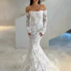 Robe de mariée en dentelle avec épaules dénudées et manches longues