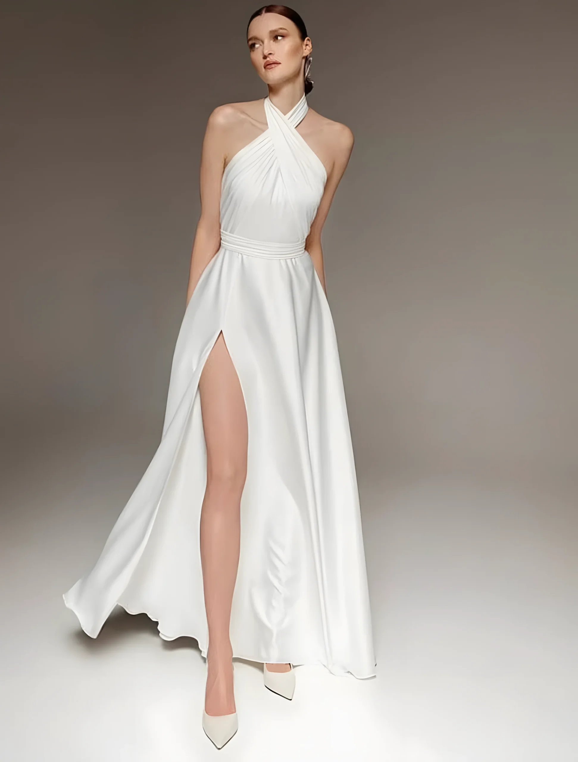 Robe de mariée sensuelle avec col halter et fente avant parfaite pour un mariage civil