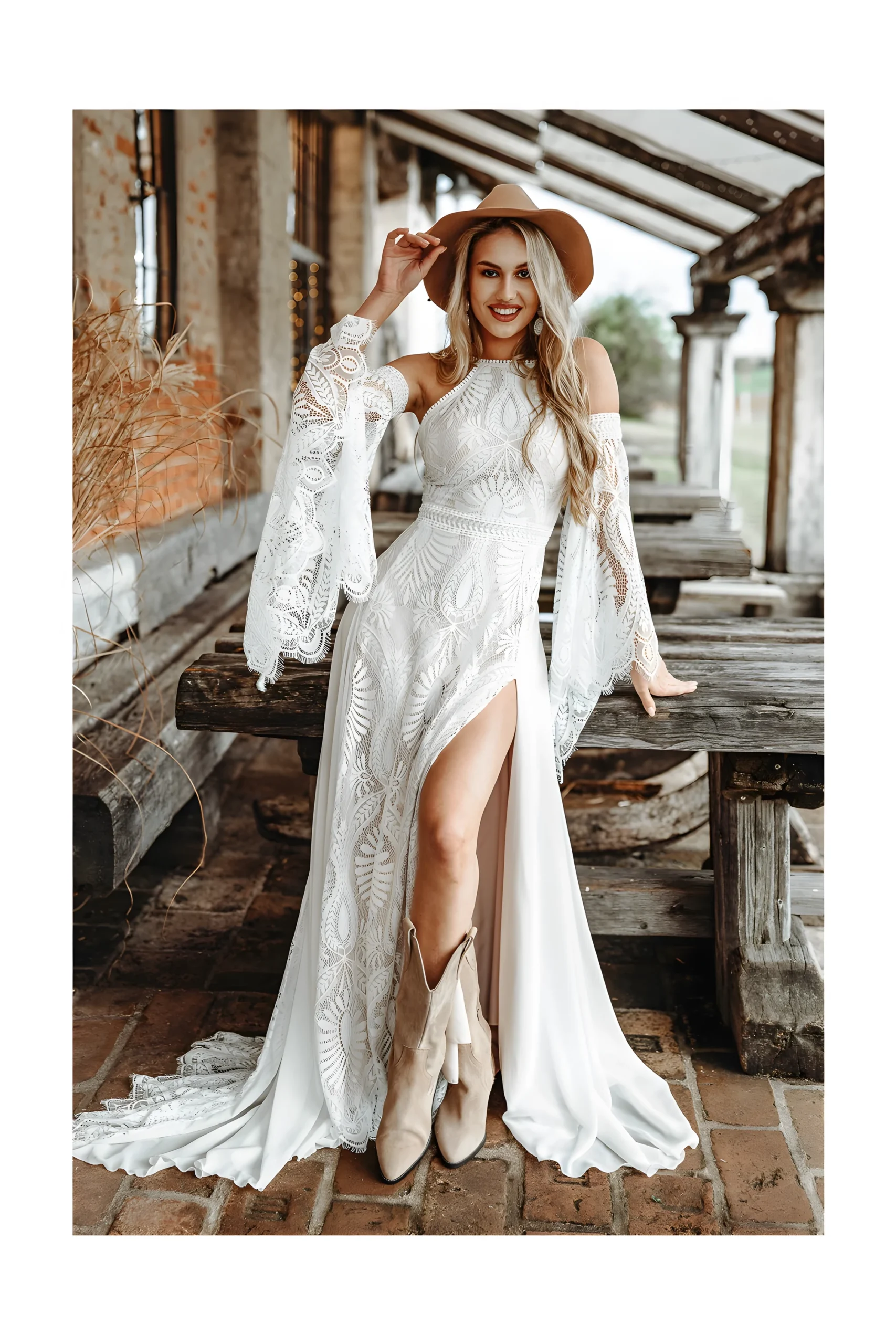 Robe de Mariée Bohème en Dentelle avec accroche bras volant et fente avant