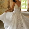 Robe de Mariée bohème en dentelle avec col V, sans manches et fines bretelles spaghetti