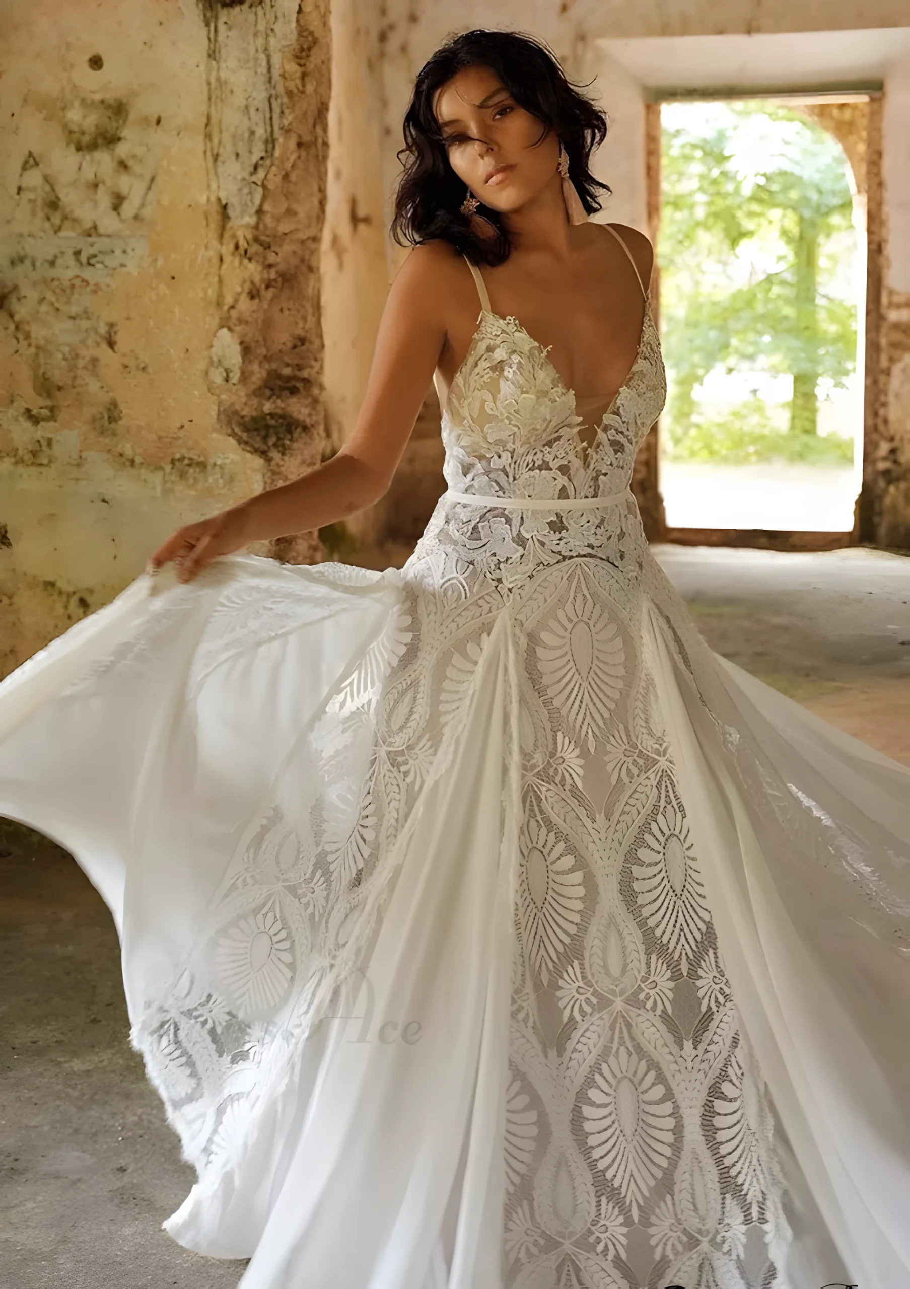 Robe de Mariée bohème en dentelle avec col V, sans manches et fines bretelles spaghetti