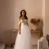 Robe de Mariée allure bohème en dentelle avec détails floraux