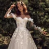 Robe de mariée en tulle avec détails d'imprimés floraux pour mariage champêtre : silhouette en A avec épaules dénudées, encolure petit cœur et jupe évasée