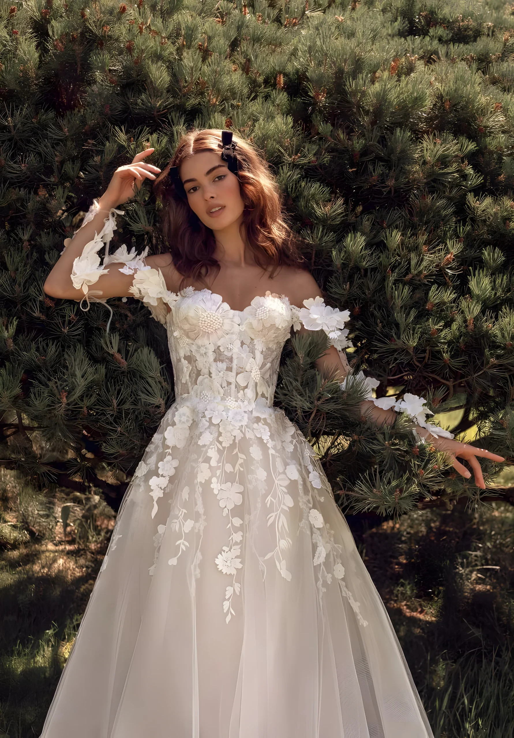 Robe de mariée en tulle avec détails d'imprimés floraux pour mariage champêtre : silhouette en A avec épaules dénudées, encolure petit cœur et jupe évasée