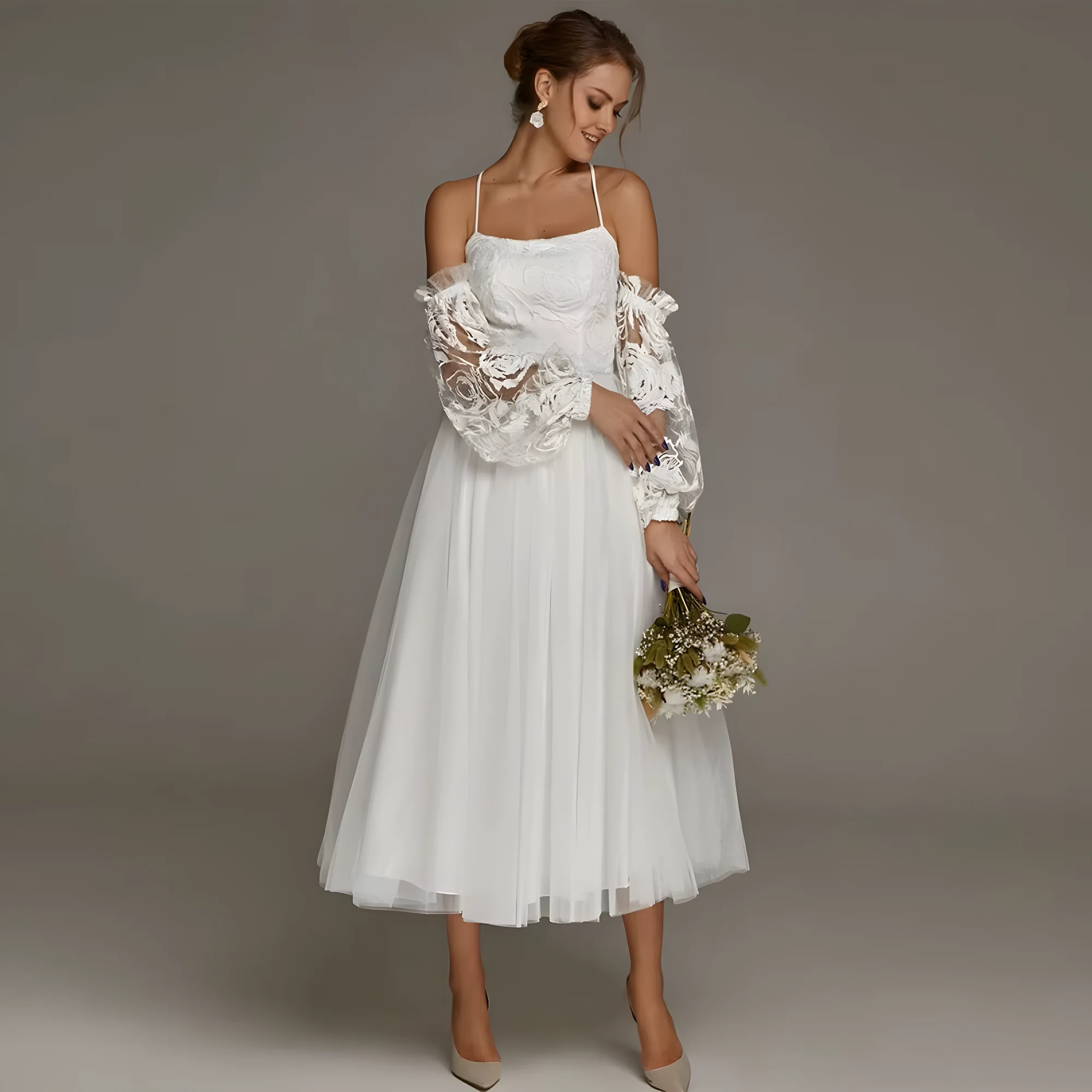Robe de mariée avec volant de tulle sur mousseline, col droit, taille haute et jupe silhouette A sous genoux
