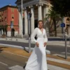 Robe de mariée champêtre avec manches longues bouffantes et col en V profond avec tombé au sol dans jupe silhouette A