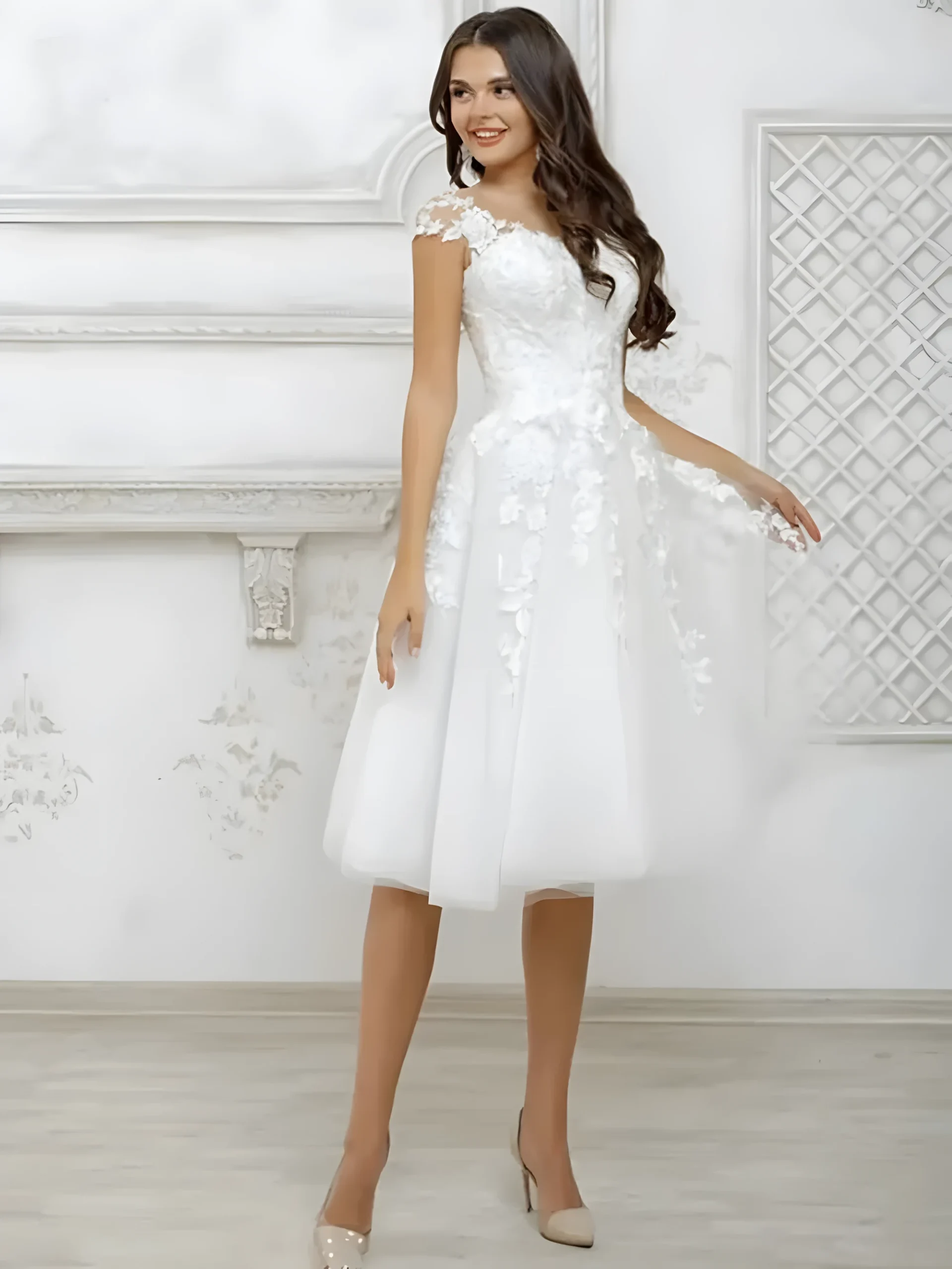 Robe de mariée tombé genoux avec appliques sur tulle pour un mariage en mairie