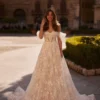 Robe de mariée en dentelle silhouette A et épaules dénudées.