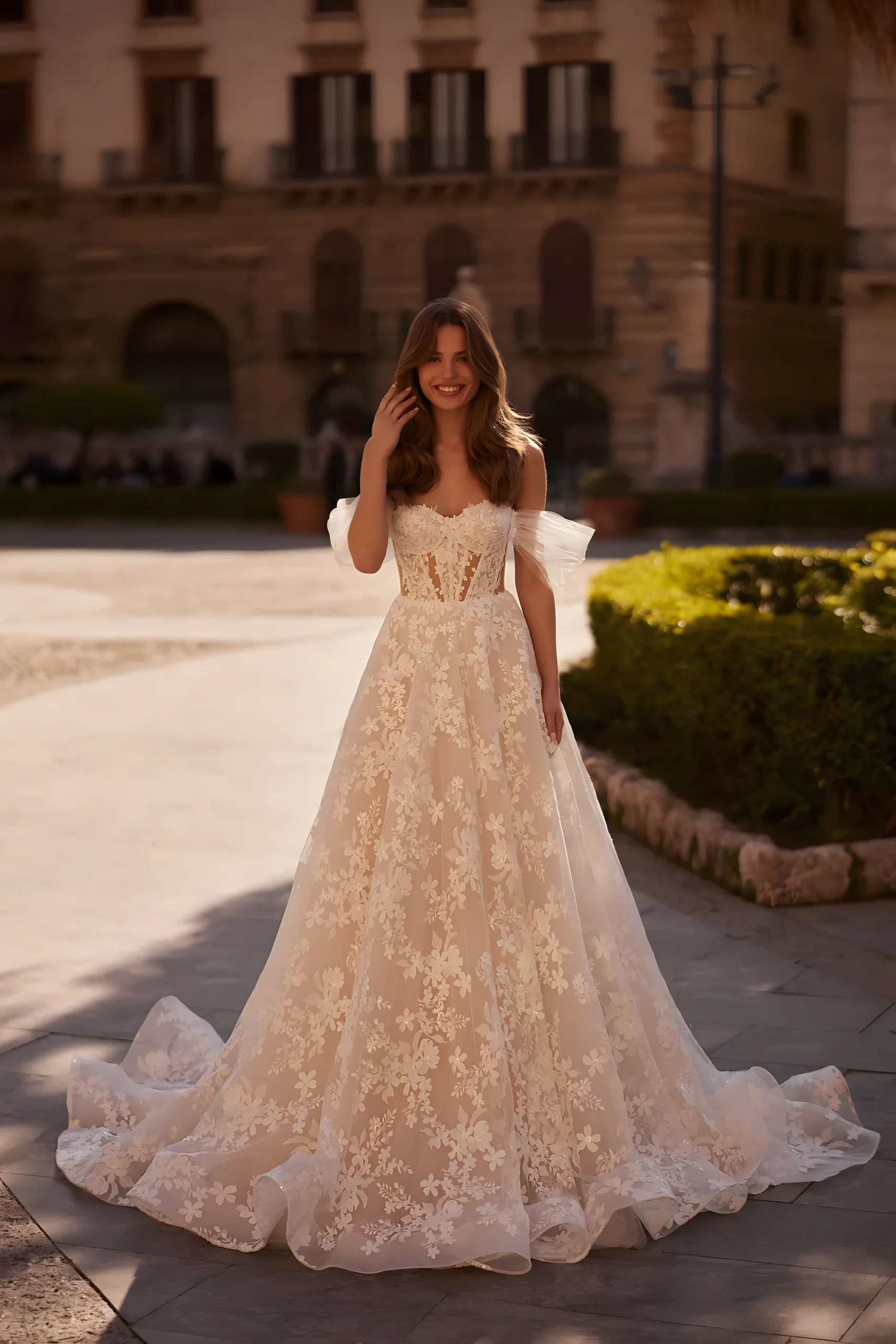 Robe de mariée en dentelle silhouette A et épaules dénudées.