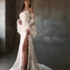 Robe de Mariée en Dentelle épaules dénudées et fente avant