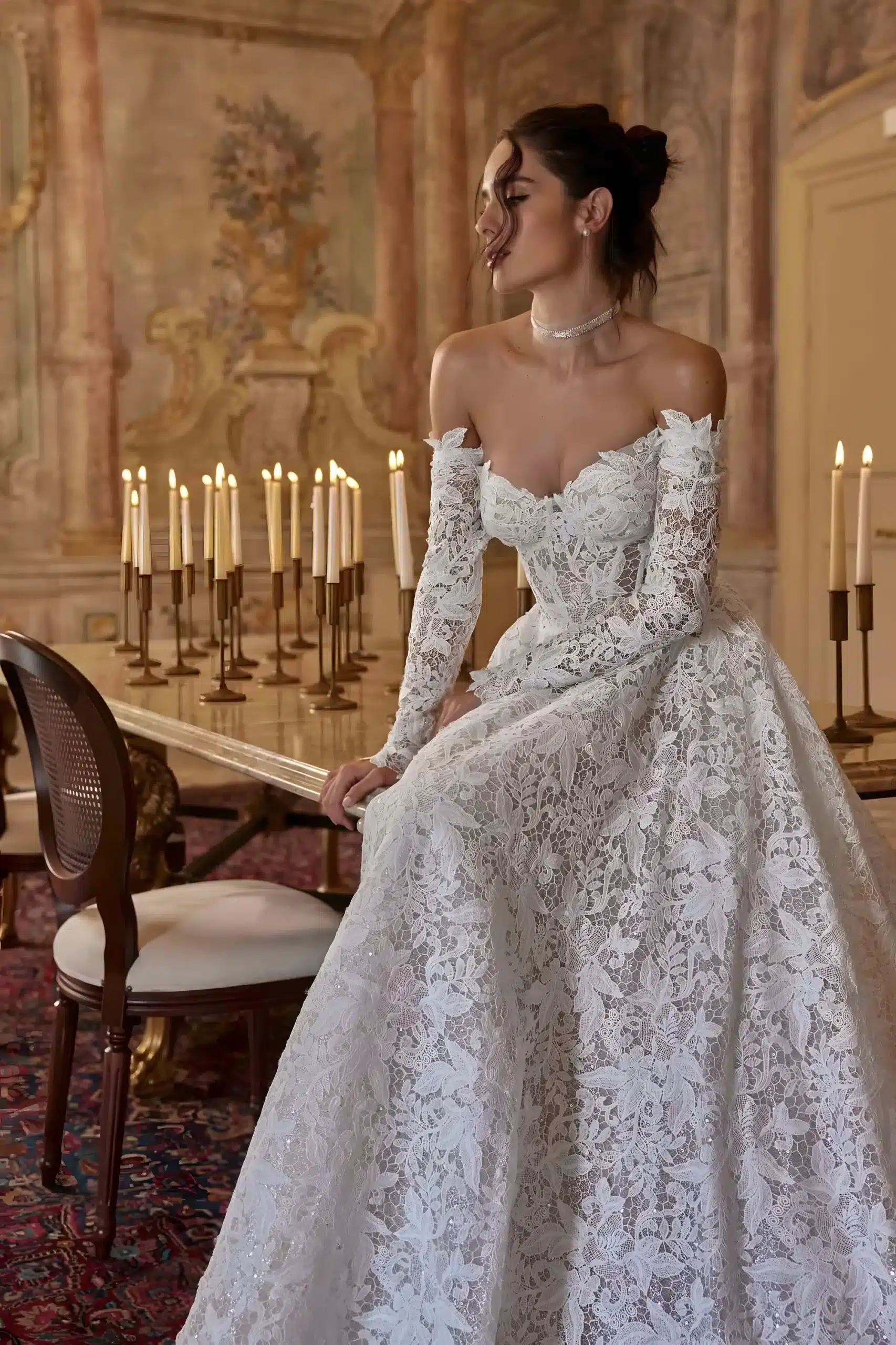 Robe de mariée en dentelle avec col ouvert