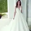 Robe de mariée avec col V couvert par tissu illusion