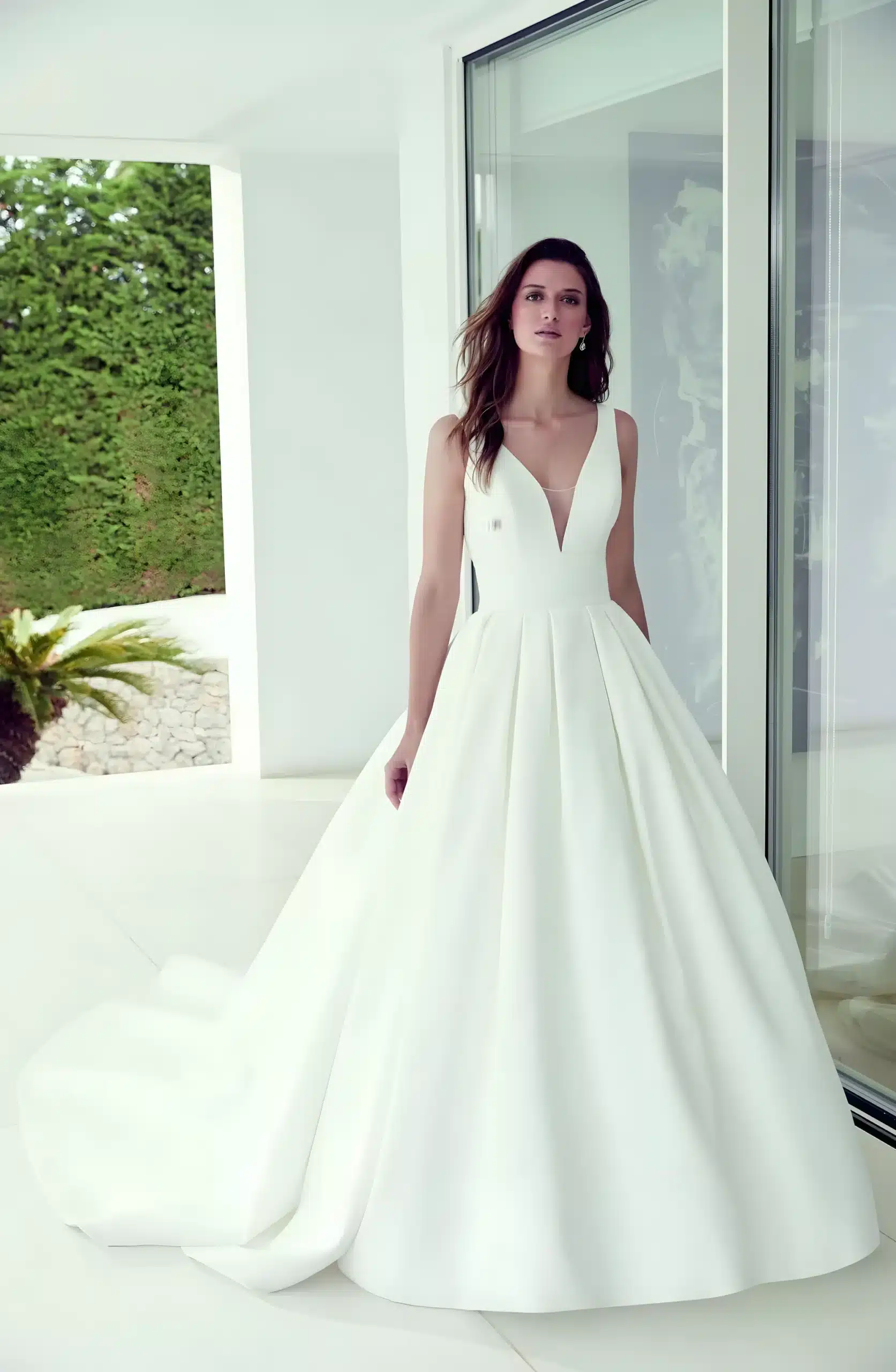 Robe de mariée avec col V couvert par tissu illusion