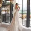 Robe de mariée dos nu en V dans robe tulle et dentelle