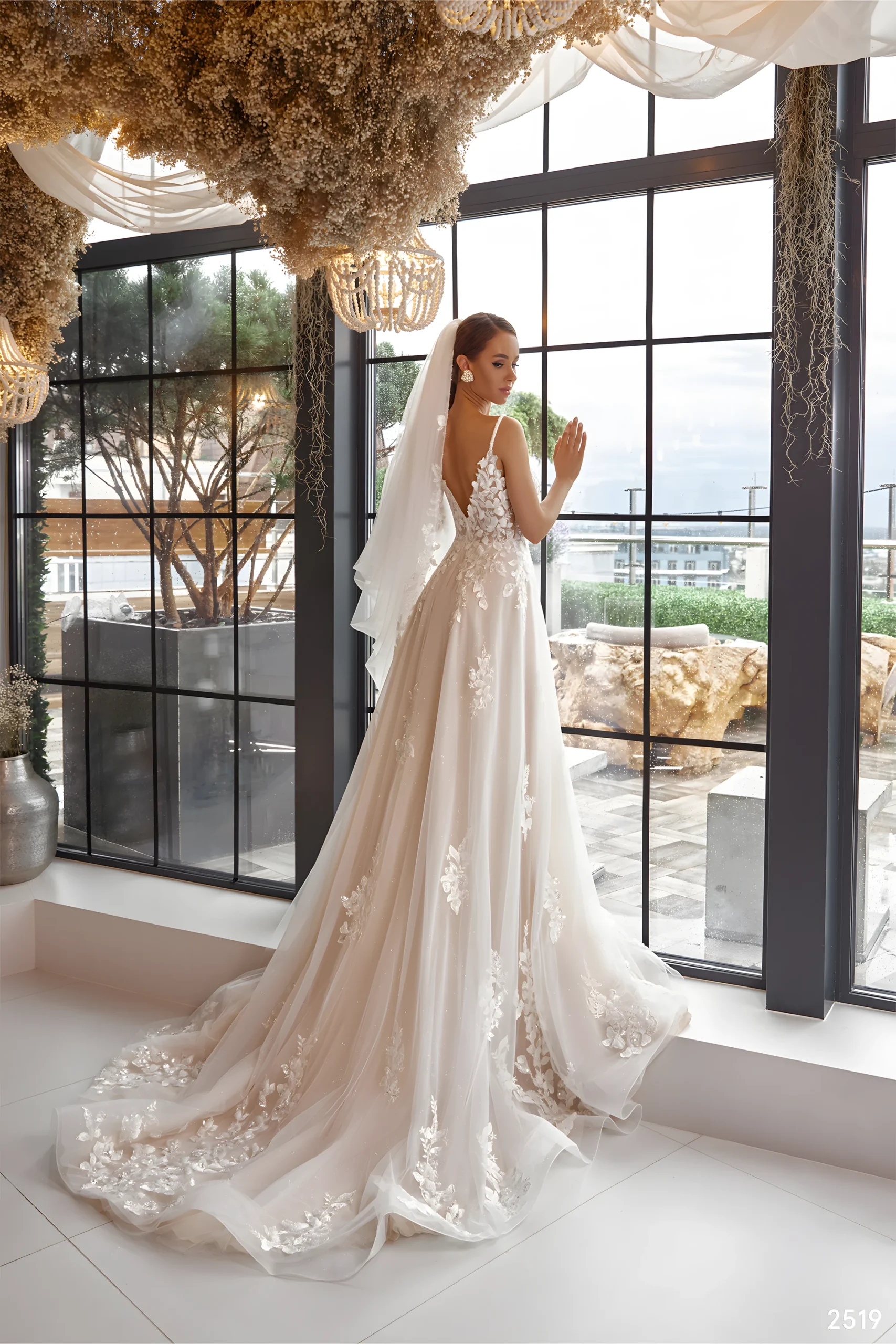Robe de mariée dos nu en V dans robe tulle et dentelle