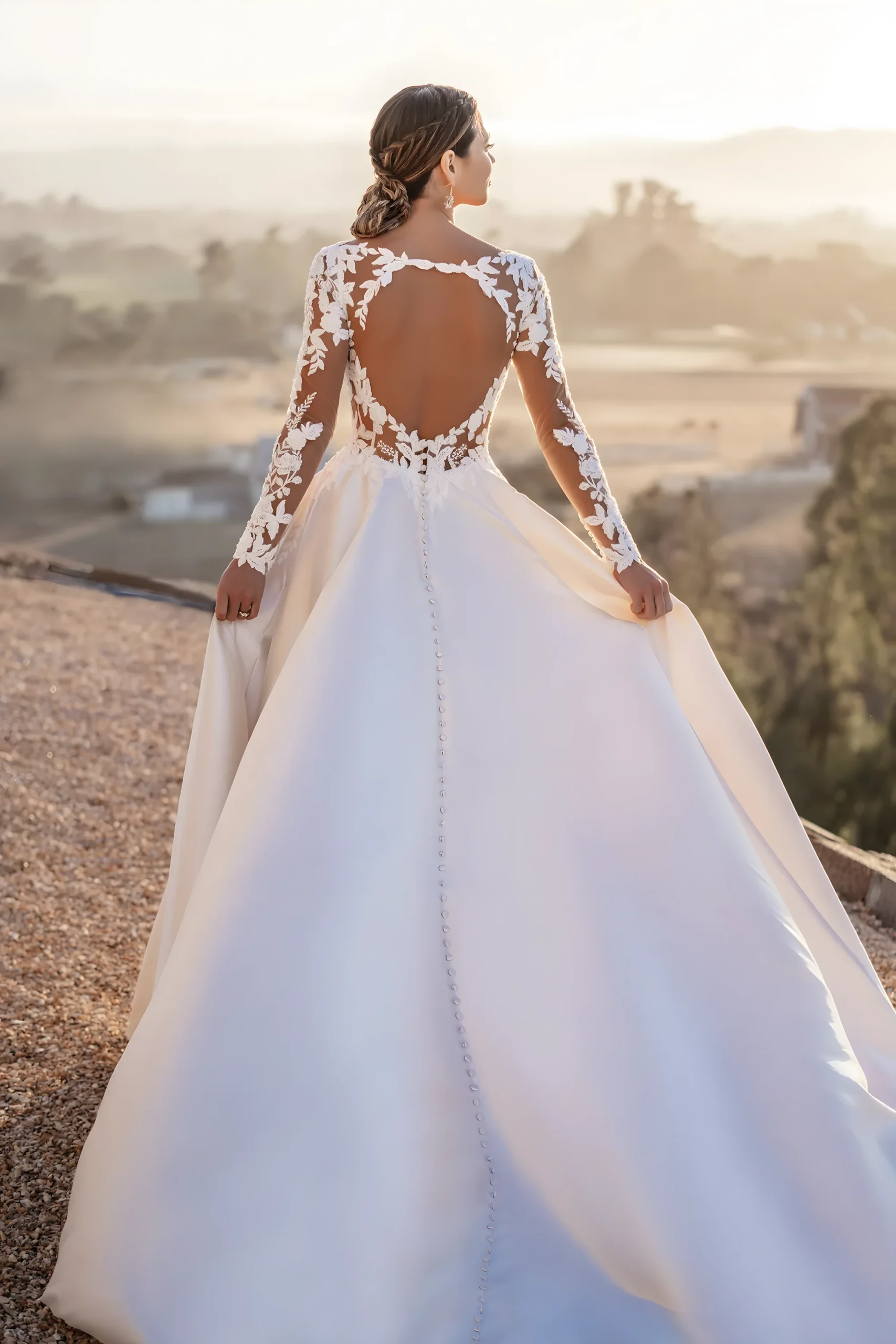 Robe de Mariée au dos Nu sensuellement encadré par fine dentelle