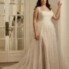 Robe de Mariée conçue pour les femmes de grande taille avec une poitrine mise en valeur par un col droit serré et une jupe de tulle silhouette A