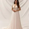 Robe de Mariée adaptée en grande taille avec un col en V profond et une jupe mousseline coupe A pour un tombé fluide.