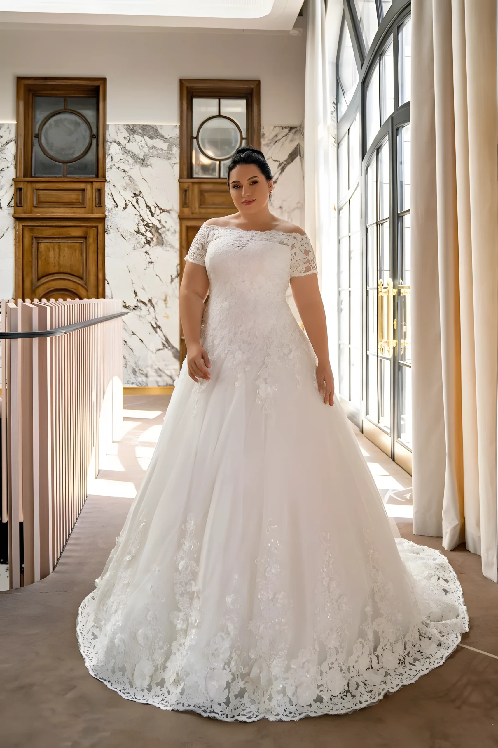 Robe de Mariée grande taille en tulle et dentelle col petit cœur