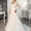 Robe de mariée en grande taille silhouette sirène pour femmes aux courbes avantageuses avec décolleté profond