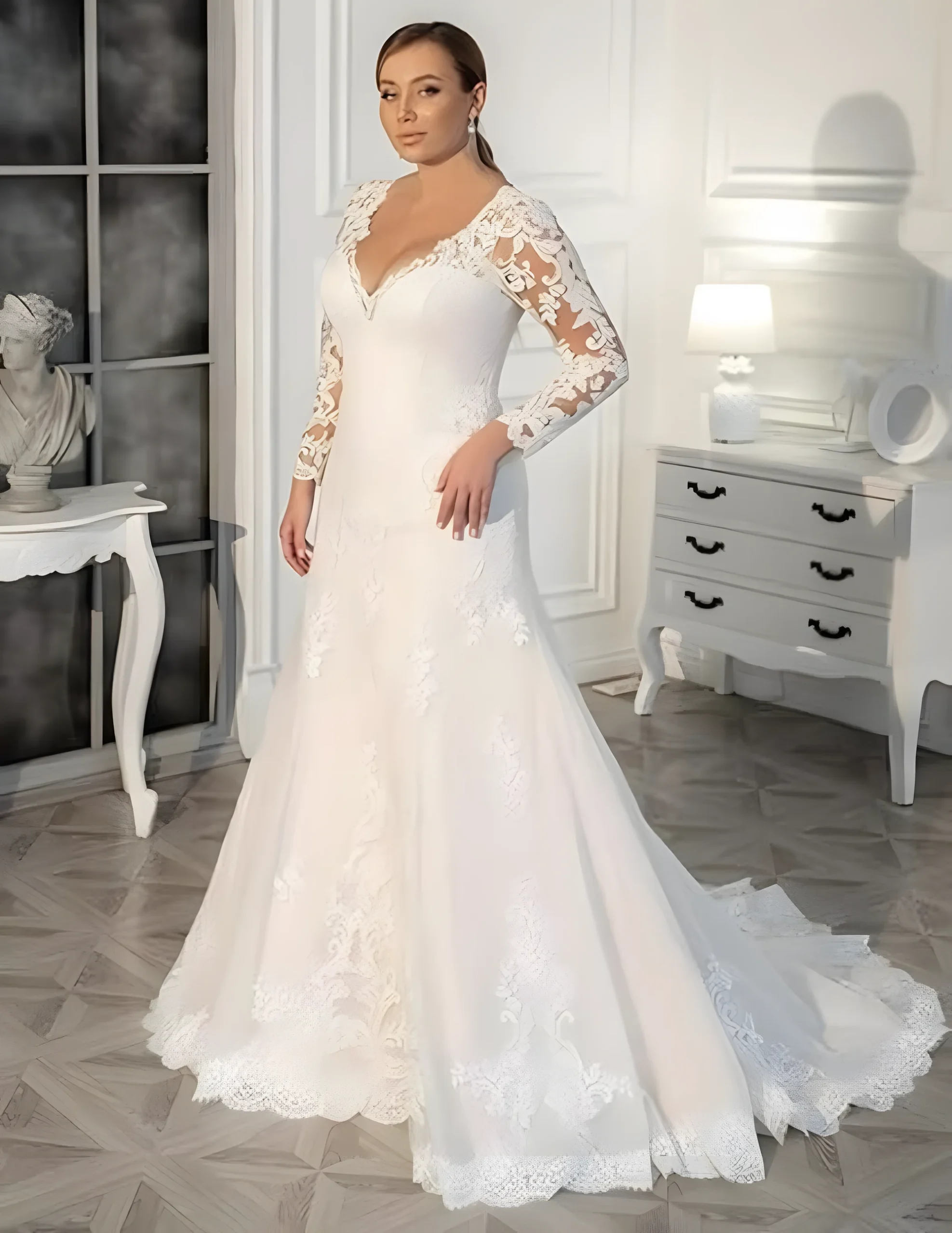 Robe de mariée en grande taille silhouette sirène pour femmes aux courbes avantageuses avec décolleté profond