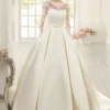 Robe de mariée en satin à manches longues silhouette A