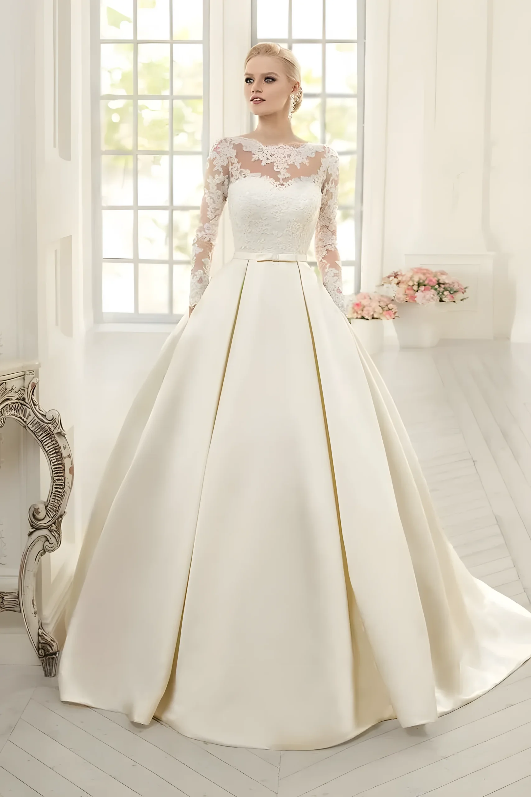 Robe de mariée en satin à manches longues silhouette A