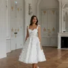 Robe de mariée midi pour mariage romantique en dentelle sur tulle