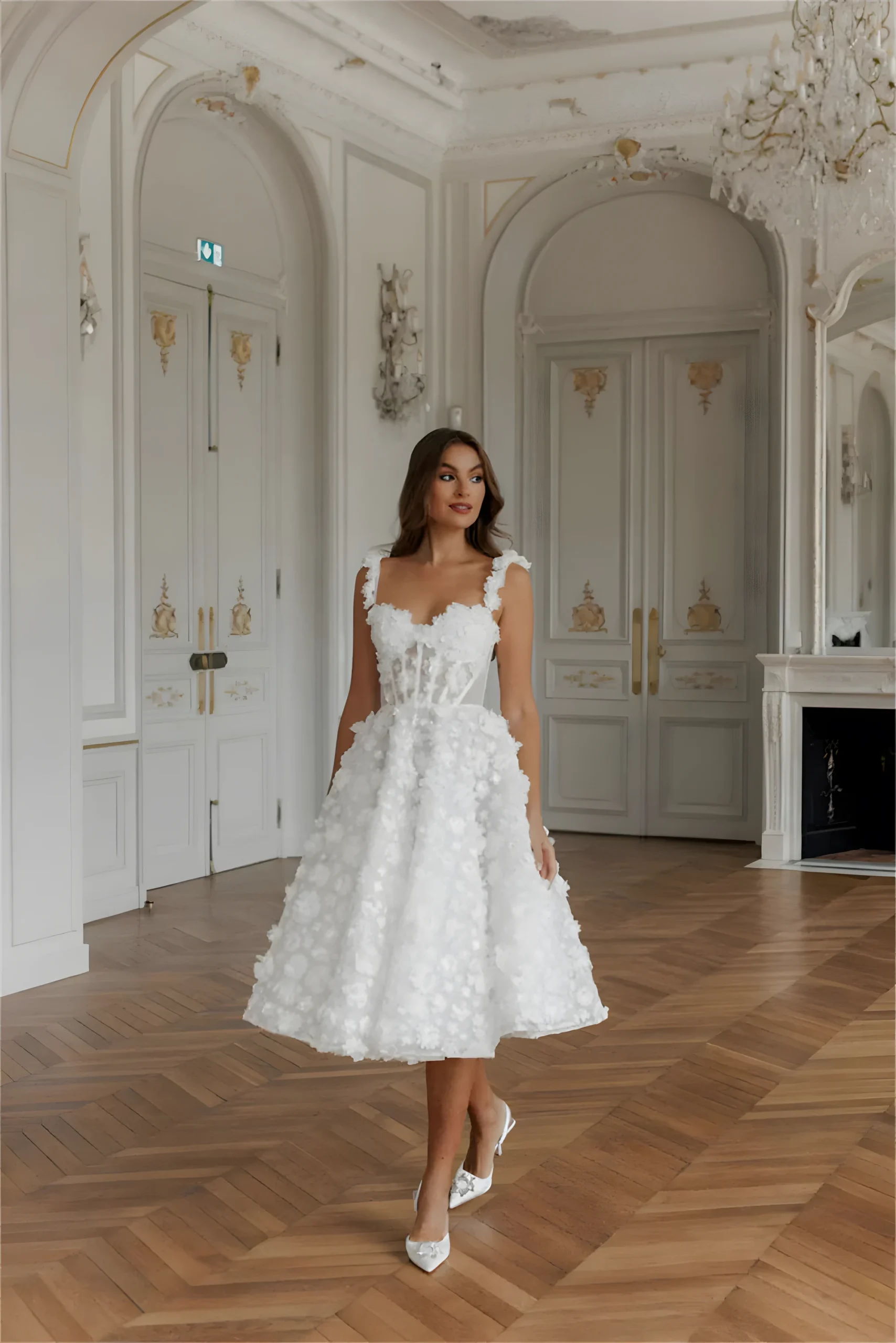 Robe de mariée midi pour mariage romantique en dentelle sur tulle