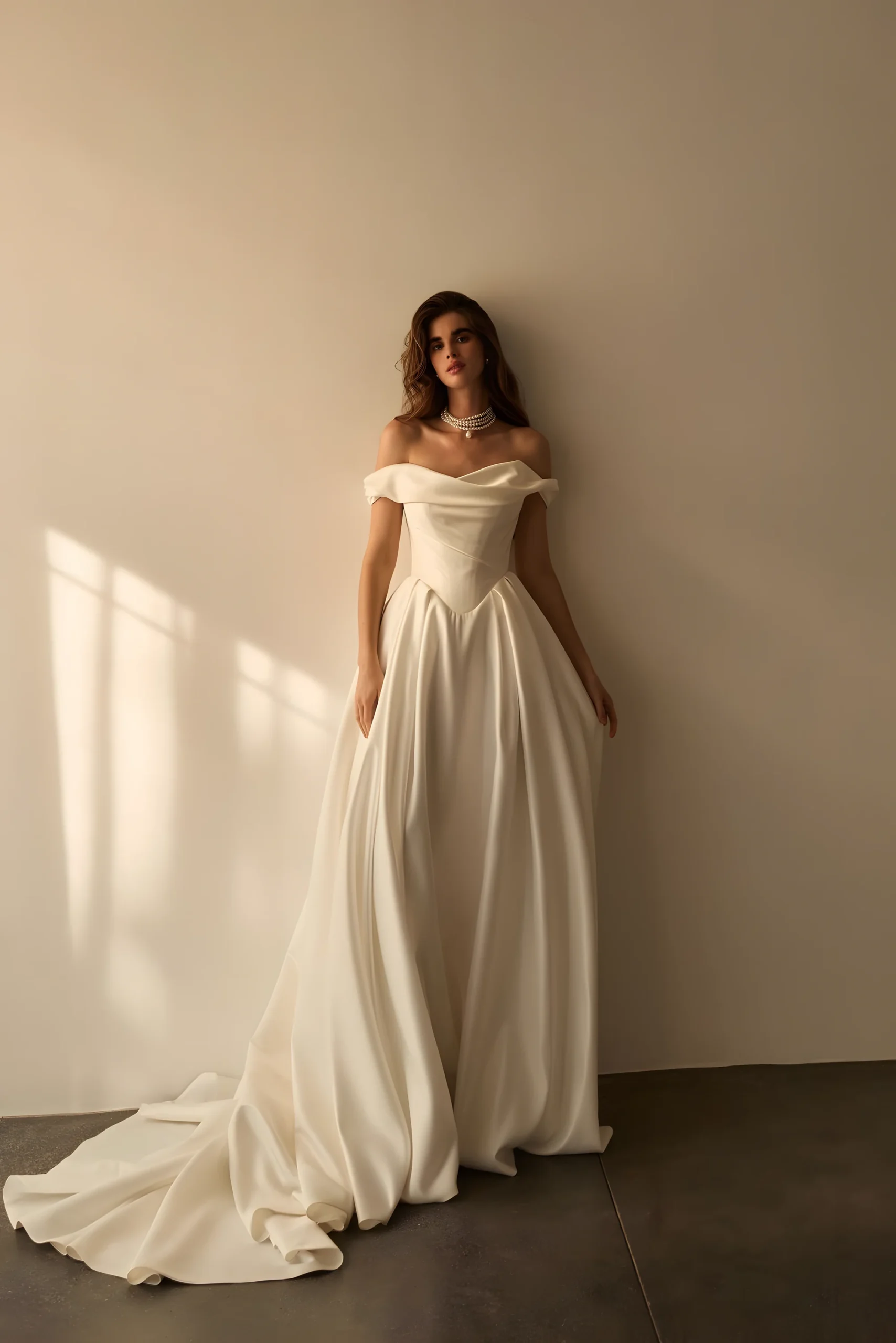 Robe de Mariée longue en satin avec col droit