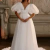 Robe de Mariée ligne A romantique avec col en V et manches mi longues bouffantes