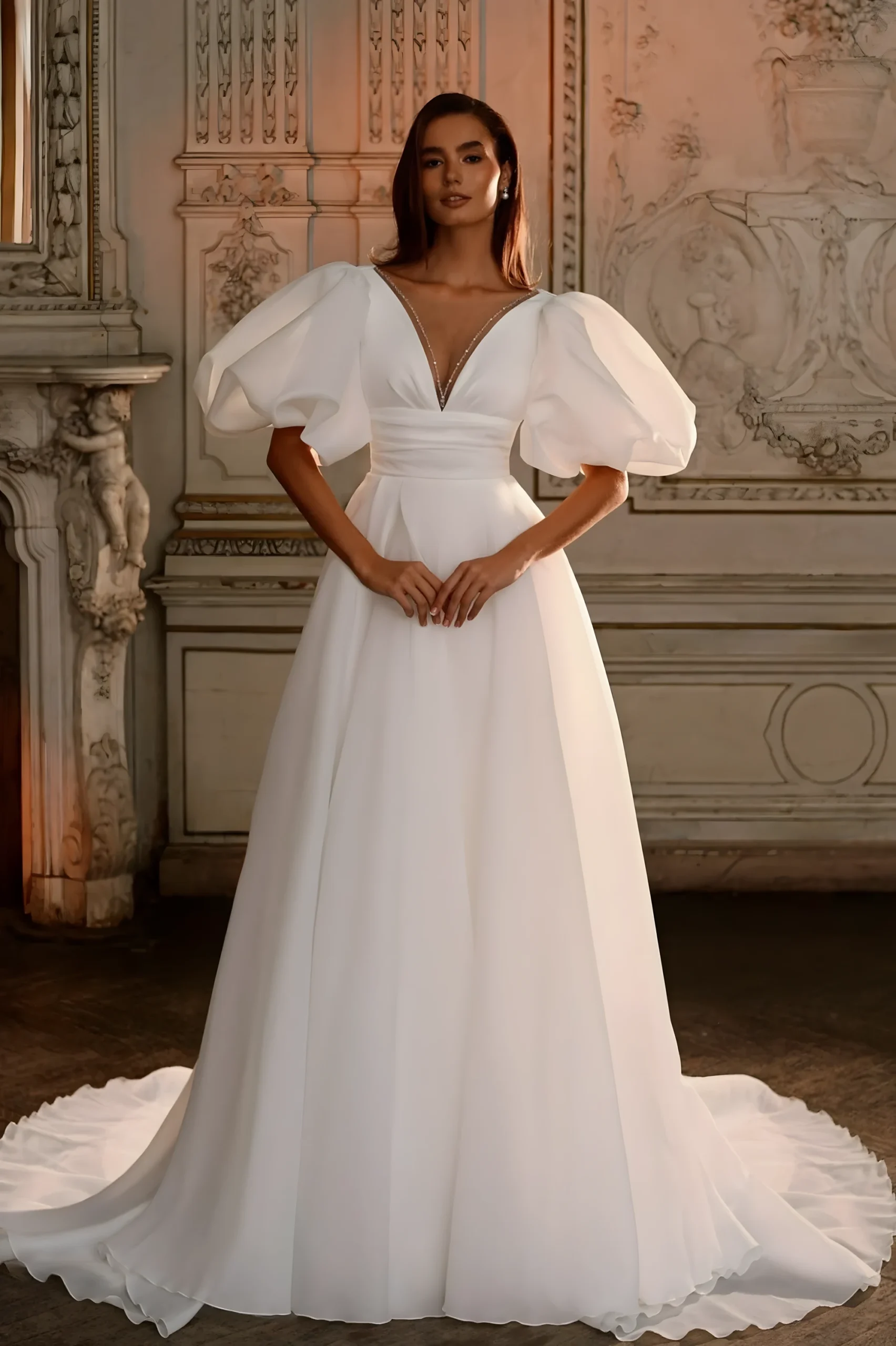 Robe de Mariée ligne A romantique avec col en V et manches mi longues bouffantes