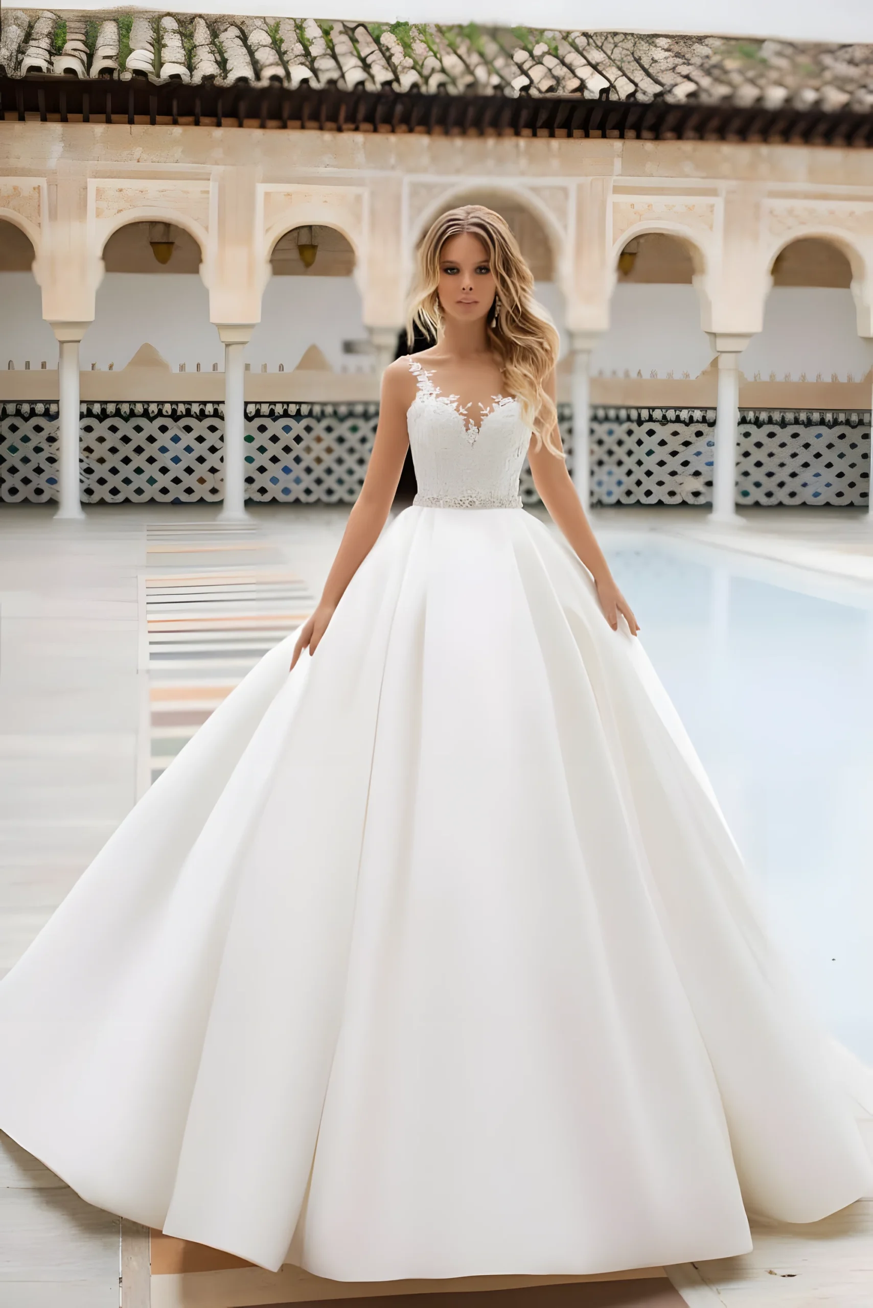 Robe de Mariée princesse romantique satin et dentelle sans manches