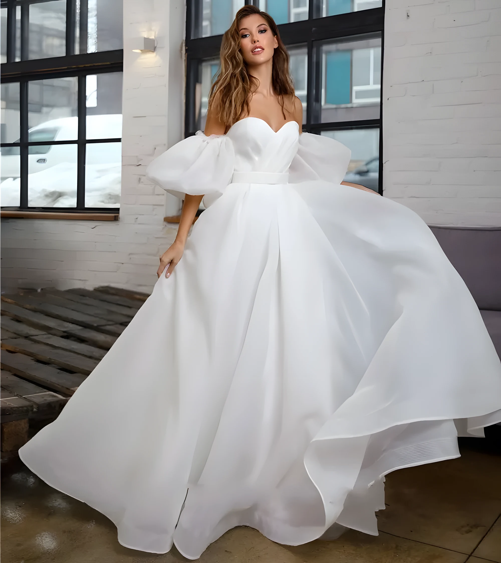 Robe de mariée en organza avec manches bouffantes amovibles et jupe évasée et aérienne