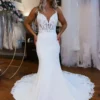 Robe de mariée allure sirène col V en dentelle