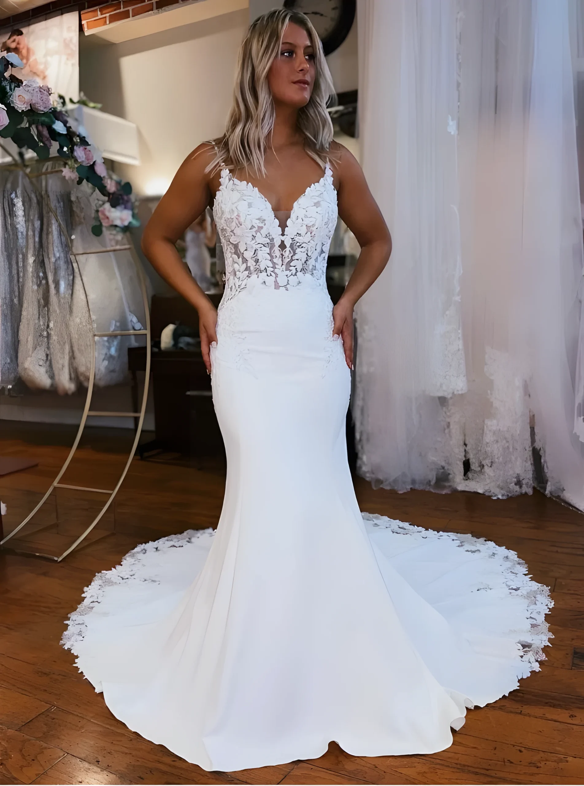 Robe de mariée allure sirène col V en dentelle