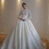 Robe de Mariée manches longues et col cou en dentelle