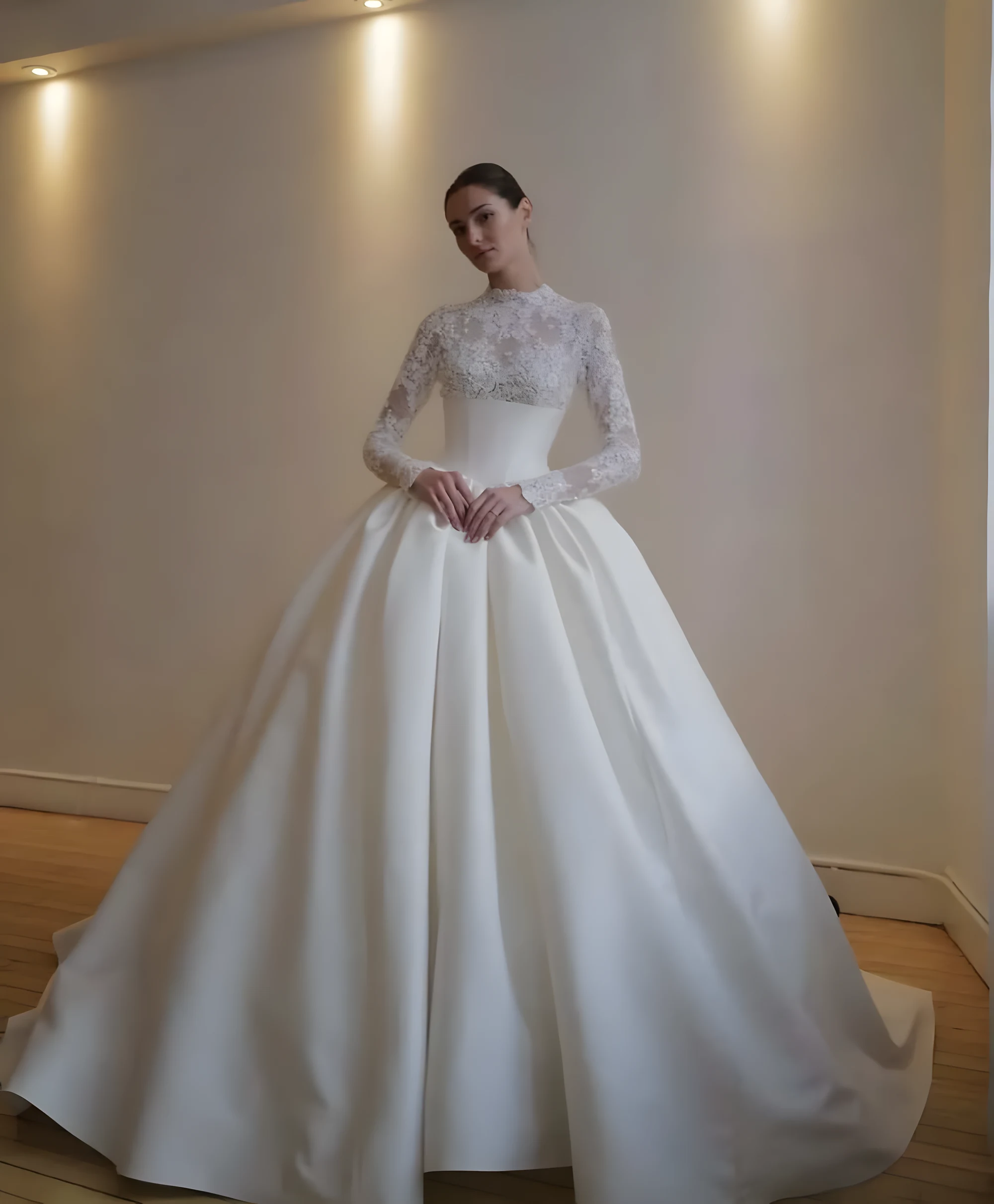 Robe de Mariée manches longues et col cou en dentelle