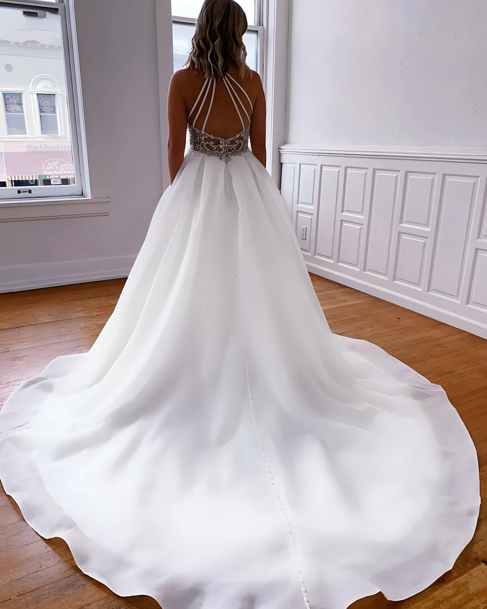 Robe de mariée au dos nu intégral avec éléments de maintien spaghetti