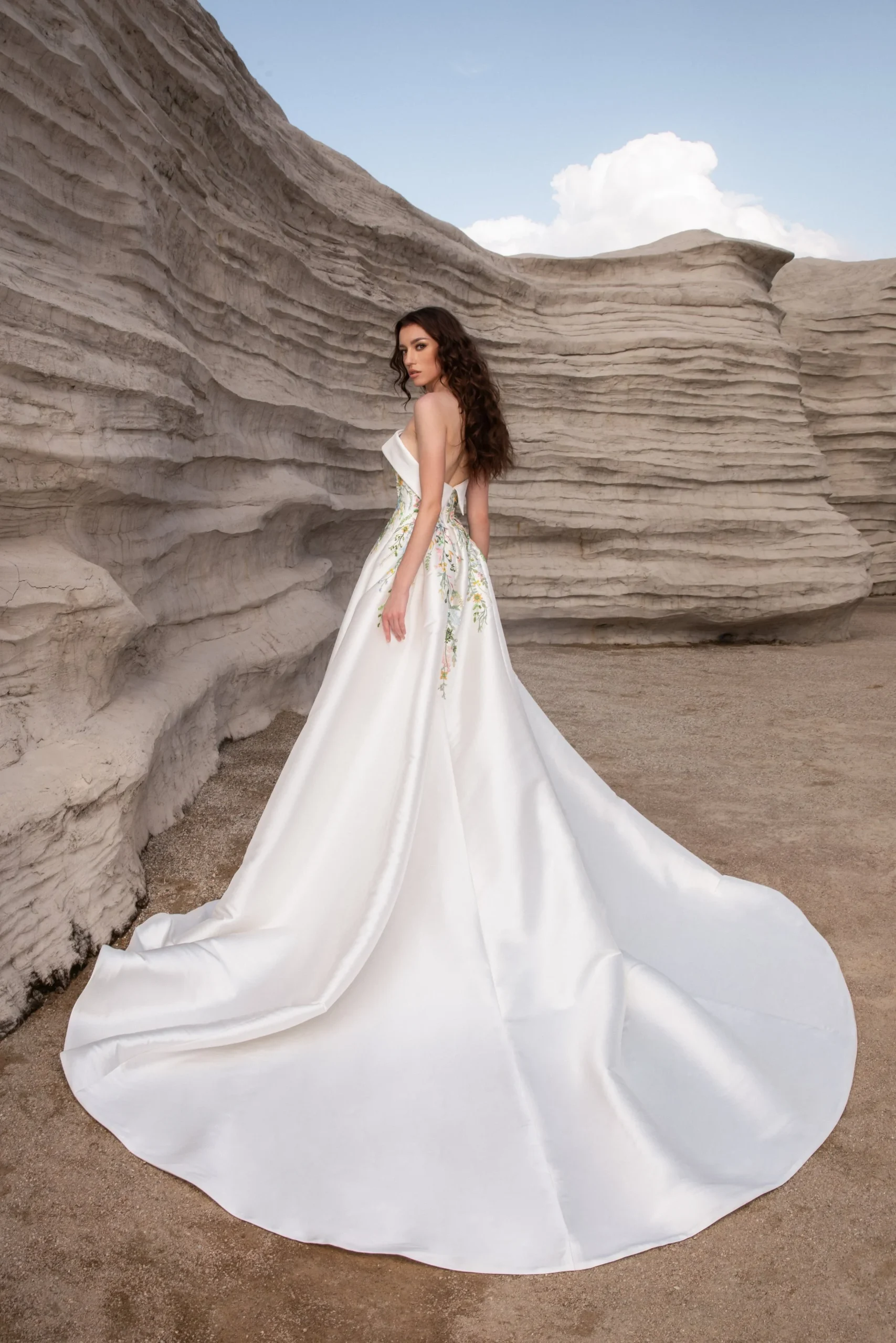 Robe de mariée en organza avec dos dénudé