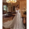 Robe de mariée en dentelle silhouette princesse avec épaules dénudées et manches longues