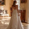 Robe de mariage au dos nu complet et épaules dénudées