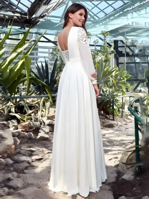 Robe de mariée manches longues, taille cintrée et jupe au tombé sur sol