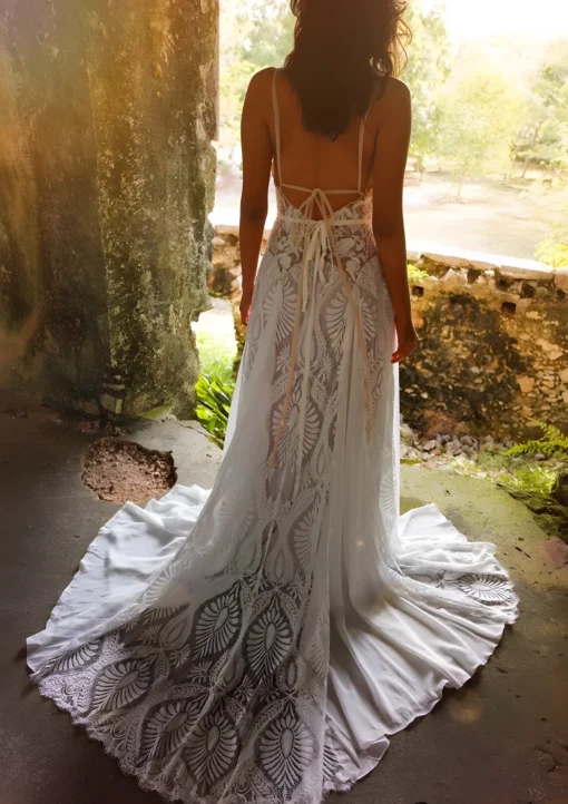 Robe de Mariée Bohème en dentelle avec dos nu et épaules dénudées