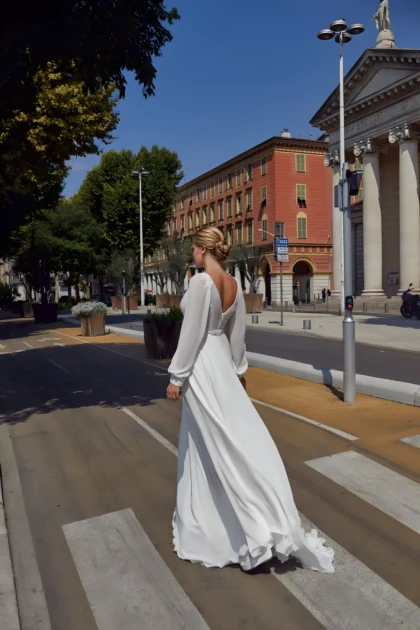 Robe de mariée style bohème champêtre pleine de légèreté avec un dos nu en forme de V